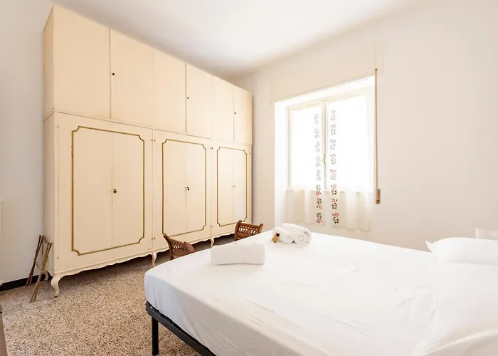 Апартаменты Joivy Sunny Flat Near The *